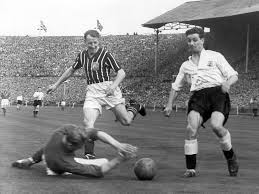 Trautmann joined the luftwaffe early in the second world war, and then served as a paratrooper. Fussball Zeitreise 5 5 1956 Trautmann Holt Mit Genickbruch Den Fa Cup N Tv De