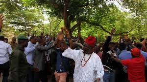 Protesters believed to be indigenous people of biafra on monday blocked strategic roads in onitsha and nnewi, anambra state, in protest against the trial of nnamdi kanu in abuja. Biafra News Today In Abuja
