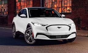 Design splendidamente scolpito, tecnologie all'avanguardia e un'autonomia fino a 610 km. 2021 Ford Mustang Mach E Hits 300 Mile Epa Range Target