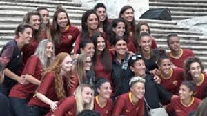 Domenica la finalissima tra juve e fiorentina. L As Roma Calcio Presenta La Squadra Femminile In Piazza Di Spagna