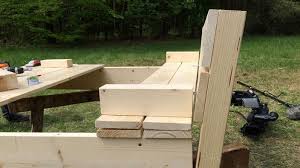 Blick Auf Eine Holzkonstruktion Mit Einer Art Bank Bildrechte Mitteldeutscher Rundfunk Sandkasten Selber Bauen Gartenmobel Sets Sandkasten