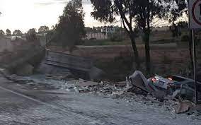La noticia del accidente comenzó a circular en las redes sociales a través de fotos de usuarios que pasaban frente al puente que se desplomó con los vagones. Fatal Accidente En La Mexico Queretaro Deja Al Menos 7 Muertos El Sol De Mexico Noticias Deportes Gossip Columnas