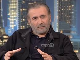 Οι γιατροί συνέστησαν ξεκούραση, έτσι η προγραμματισμένη περιοδεία της παράστασης «περιμένοντας τον καραϊσκάκη». Lakhs Lazopoylos Ragizei Kardies Gia Thn Tasoyla Toy Video