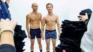 Ondertussen is er heel wat gebeurd en maakt het gezin. Staf En Mathias Coppens In Onderbroek En Met Sixpack In Folder Hema Qmusic