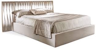 Letto a castallo separabile in ferro pieno trafilato, torniti in acciaio, superfici e saldature a filo interamente levigate manualmente. Letto Twist Cantori