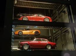 Cela représente donc une densité tournant autour des 7 600 habitants au kilomètre carré. Un Distributeur Automatique De Voiture De Luxe A Singapour Journal Du Luxe Fr Actualite Du Luxe
