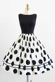 Superbe robe avec une coupe très retro années 50 et un motif à pois. 1001 Idees De La Robe Rockabilly Comment La Porter Comment La Creer Et Beaucoup Plus Robe Vintage Annee 60 Robes Vintage Et Robe Guinguette