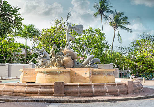 170+ Paseo De La Princesa Stock Photos, Pictures & Royalty-Free Images - iStock | Old san juan, Calle san sebastian, Puerto rico
