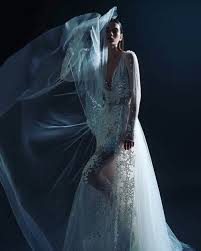 Brautkleider verdanken ihre einzigartige ausstrahlung den verschiedenen verwendeten materialien. The International Bride Mondo Bridal Inbal Dror Pure Collection Showroom Toronto 416 849 9196 Mo Kleid Hochzeit Brautkleid Prinzessin Brautkleid Zubehor