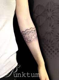 If georges seurat were alive today, he'd certainly be astonished by the influence his work has had on the current state of the tattoo world. Dotwork Armreif Punktum Tattoo Dotwork Tattoo Art Arm Band Tattoo Tattoos Maori Tattoo