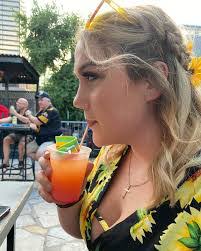 Jillian Moore's Instagram, Twitter & Facebook