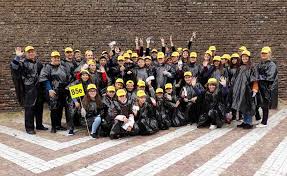 Record mondial omologat oficial la alba iulia! Hunedoreni Printre Miile De Romani Care Au Format Cel Mai Mare 100 Servuspress