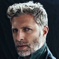 Dettami che vedevano l'uomo di quel periodo storico con i capelli rasati corti . Gli Uomini Brizzolati Piu Belli Di Sempre Capellistyle Best Hairstyles For Older Men Grey Hair Men Older Mens Hairstyles