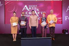 สำหรับ อาจารย์เผ่าทอง ทองเจือ เคยเป็นนายแบบ พิธีกรและวิทยากรที่ให้ความรู้เกี่ยวกับเรื่องประวัติศาสตร์และศิลปวัฒนธรรมของไทยหลายรายการ. à¹€à¸œ à¸²à¸—à¸­à¸‡ à¸—à¸­à¸‡à¹€à¸ˆ à¸­ à¸£à¸§à¸¡à¸‚ à¸²à¸§à¹€à¸ à¸¢à¸§à¸ à¸š à¹€à¸œ à¸²à¸—à¸­à¸‡ à¸—à¸­à¸‡à¹€à¸ˆ à¸­ à¹€à¸£ à¸­à¸‡à¸£à¸²à¸§à¸‚à¸­à¸‡à¹€à¸œ à¸²à¸—à¸­à¸‡ à¸—à¸­à¸‡à¹€à¸ˆ à¸­