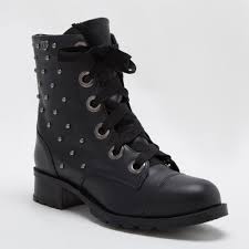 Selecionamos algumas boots, que são indispensáveis nesses dias de inverno,  onde o frio não deixa de trazer a elegância destas escolhas. botas com 50%  de desconto!!!