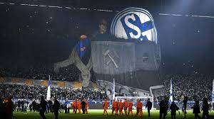Hertha gewinnt aufgrund einer guten zweiten halbzeit verdient 2:1 schalke trifft in der nachspielzeit zweimal den pfosten. Choreo So Teuer War Die Aktion Der Schalker Ultras Gegen Leverkusen S04