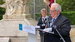 Les initiales rf sont insérées dans le texte devant le micro. Appel Du 18 Juin 1940 Ville De Louviers