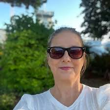 Roberta Hyde's Instagram, Twitter & Facebook