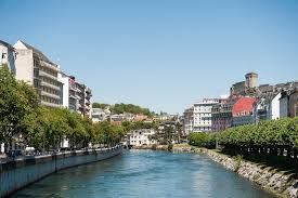 Féminicide présumé à Lourdes : une femme de 47 ans retrouvée morte chez elle, son compagnon interpellé