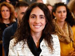 Mery Perelló reaparece con un cambio de look radical luciendo un traje de  chaqueta y pantalón clásico monocolor junto a Rafa Nadal