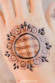 Black mehendi is very popular in arabic mehendi designs for hands or feet and now is being used to draw borders of the designs to make them prominent. New Gol Tikki Mehndi Design New Style Gol Tikki Mehndi Designs Easy Mehndi Designs Compass Tattoo Dreamcatcher Tattoo