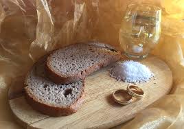 Nach einem uralten brauch müssen braut und bräutigam erst gemeinsam brot und salz essen, bevor sie endgültig zusammengehören. Brot Und Salz Gott Erhalt S Regionalhochzeit De