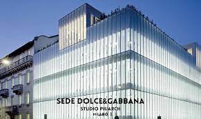 Dietmar gänsbacher al lavoro a milano per la realizzazione di case realizzate con tronchi a incastro senza l'uso di chiodi. Architettura Moda Italia Bellissima