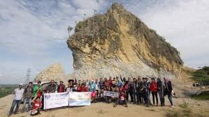 Also, it is very near to the lighthouse. Duh Keindahan Batu Putih Sebagai Destinasi Favorit Dirusak Oleh Ulah Para Oknum Ini Tribun Kaltim