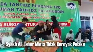 Apalagi syekh ali jaber merupakan salah satu ulama besar di tanah air. Syekh Ali Jaber Ditusuk Orang Tak Dikenal Saat Kajian Di Lampung