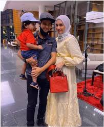 Pasti semua tahu kemelut rumah tangga izreen azminda kerana dia dikatakan merampas kebahagiaan wanita lain kerana bernikah dengan. Baru 5 Bulan Berat Naik 15kg Izreen Azminda Lega Tak Ada Masalah Kencing Manis Pa Ma