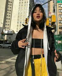 Nesse vídeo eu ensino você a fazer um preset vibe aesthetic, com o objetivo de deixar suas fotos perfeita, aumenta a qualidade da sua. Baddie Aesthetic Korean Outfits Street Fashion Outfits With Tube Tops Adidas Yeezy Grunge Fashion Korean Language