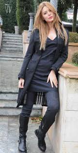 Mankenliğe 15 yaşında fuarlarda stand görevlisi olarak başladı. Facebook