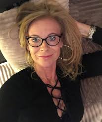 Je suis vieille, je suis célibataire et j'ai l'impression de ne pas être  assez belle pour que quelqu'un tombe amoureux de moi, est-ce vrai ? 🥺