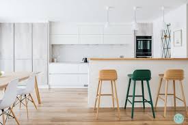 Taking inspiration from nature, scandinavian style kitchens often use mixtures of soft, light whites and greys combined with natural textures such as wood and stone to create a clean and contemporary look. Scandinavian Style Open Kitchen With A Breakfast Bar Katie Malik Interiors Scandinavian Style Kitchen Homify Scandi Kitchen Scandinavian Kitchen Kitchen Ideas Scandinavian