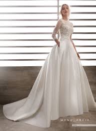 The sheath wedding dress the sheath wedding dress silhouette is ideal for those who feel that beauty is found in simplicity. Naira Wedding Dresses Manu Garcia