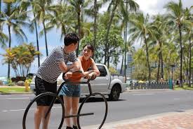 ワイキキタウンには可愛い自転車止めのオブジェがあります オシャレで画になりますよね kaila tours カイラツアーズ hawaii waikiki ハワイ ワイキキ ハワイ旅行 ハワイツアー ハワイツアー会社 ハワイオプショナルツアー couple photos scenes photo