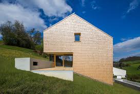 Das haus hinter schindeln steht exponiert am hang mit berückendem bergblick. 11 Holzschindeln Ideen In 2021 Holzschindeln Fassade Haus
