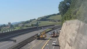 L'esplosione di una cisterna sull'autostrada a14 all'altezza di bologna borgo panigale ha causato la distruzione di un passante e gravi rallentamenti del traffico. Escavatore Contro Il Cavalcavia Impatto In Autostrada A14 Chiusa Al Traffico Cronache Picene