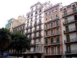 En el barrio del eixample se encuentran algunos de los monumentos más representativos de barcelona, como la sagrada familia, la pedrera y la casa batlló. Barcelona Eixample Wikitravel