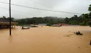 Pada waktu itu, saya dalam perjalanan dari jeli menuju ke tanah merah. Banjir Kelantan Bakal Lumpuh Baca