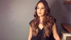 All mira rajput news updates and notification on our mobile app available on android and itunes. Mira Rajput Gets Massively Trolled For Carrying Heels In Hand Newsbytes