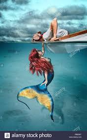 Sirene Rousse Embrassant Un Pirate Dans Son Bateau Photo Stock Alamy