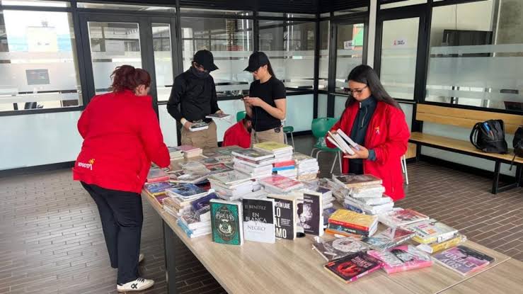 Decomisan 239 libros vendidos ilegalmente en Kennedy