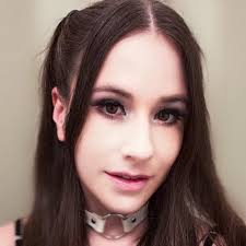 آنيا تايلور-جوي، يُذكر أنه يتم النظر إلى دور في "سبايدر-مان 4" (عبر دانيال  آر بي كيه