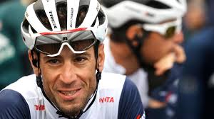 La posición de partida es un delfín por los pies a vertical, hasta la grúa; Giro D Italia 2021 Vincenzo Nibali Trotz Handgelenksbruch In Turin Am Start Der Italien Rundfahrt Eurosport