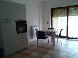 La soluzione, ubicata al primo piano, è composta da cucina abitabile, soggiorno, ampio terrazzo panoramico, due camere e bagno con doccia. Campobasso Da Privato Appartamento A Campobasso In Affitto
