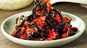 Kalau balik kampung, opah/ nek/ tok aku dulu suka masak nasi goreng macam ni. Resep Balado Belut Kering