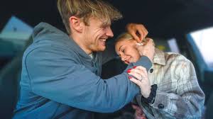 Enzo knol (8 juni 1993) is een bekende nederlandse vlogger op youtube. Enzo Milan Knol Gaan Lampionnetje Lopen 2287 Youtube