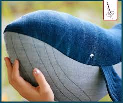 Jeans für herren von top marken bei defshop kaufen | gratis rückversand ✓ blitzversand ✓. So Wird Aus Einer Abgelegten Jeans Ein Kuscheliger Wal Von Lange Hand Shop Von Lange Hand Shop