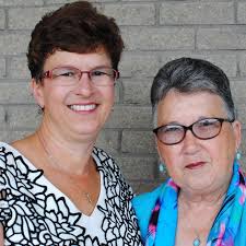 Do one-day hike teams stick together or split up?